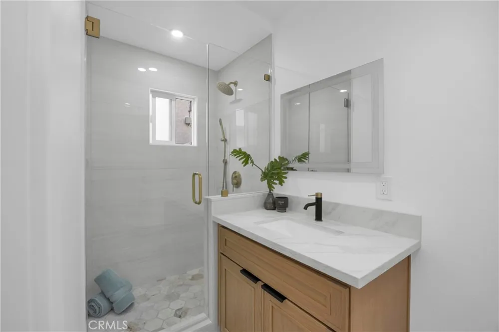 40 Claremont Long Beach, CA 90803