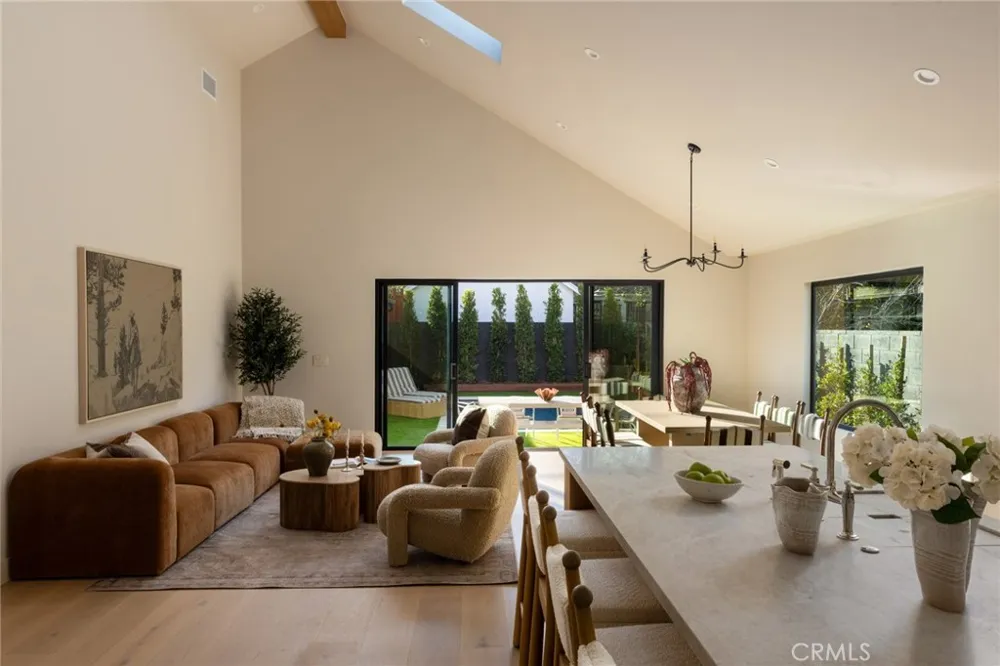321 Lucerne Los Angeles, CA 90004