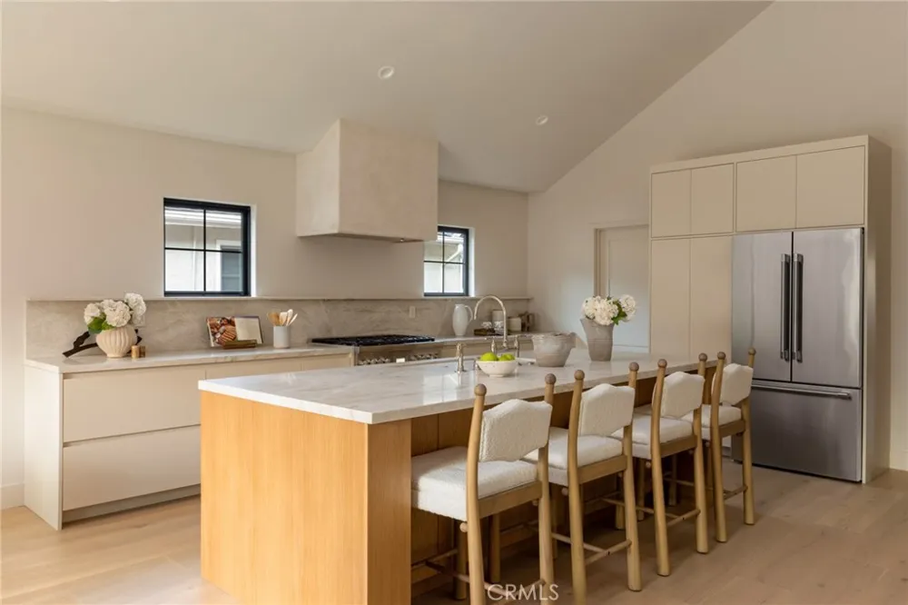 321 Lucerne Los Angeles, CA 90004