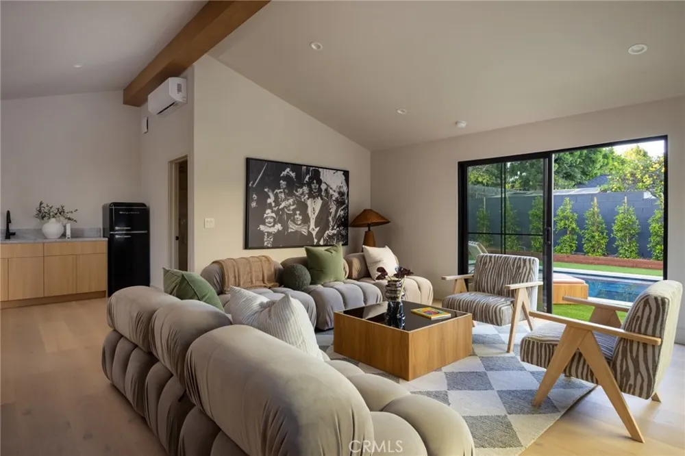 321 Lucerne Los Angeles, CA 90004
