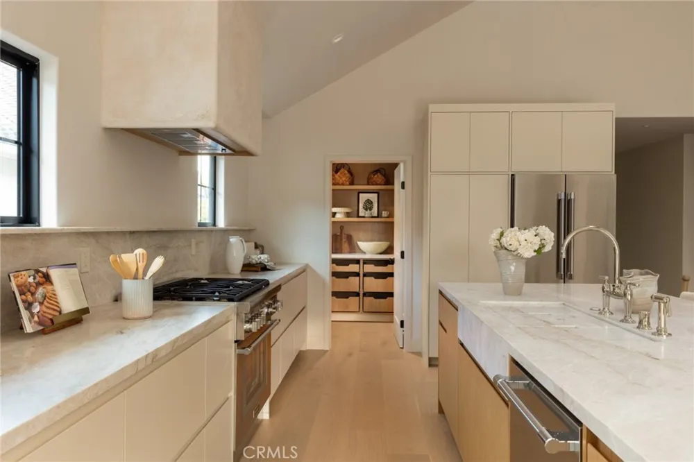 321 Lucerne Los Angeles, CA 90004