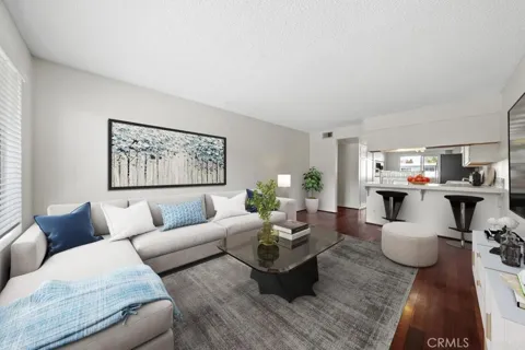 569 E St #30