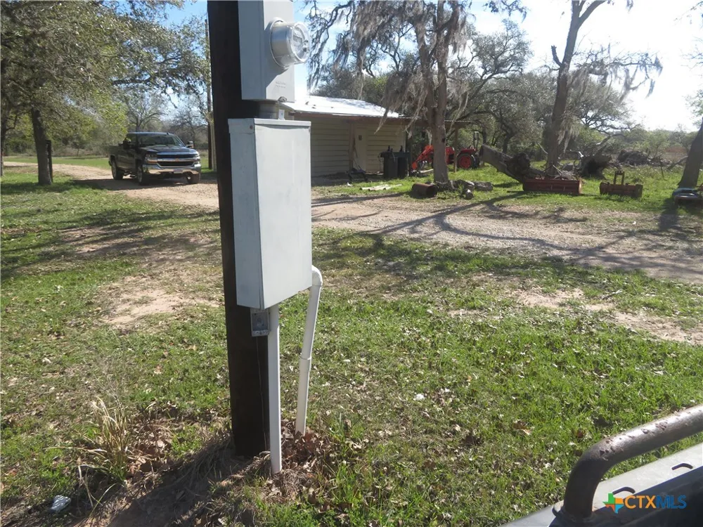 1923 CO RD 286 Edna, TX 77957