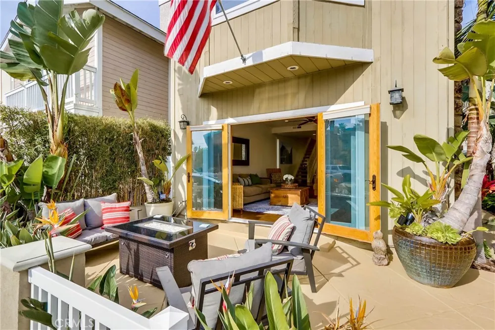 225 20th Huntington Beach, CA 92648