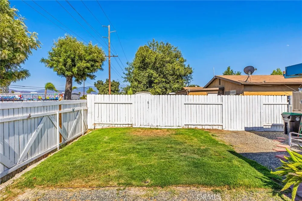 2236 San Padre Hemet, CA 92545