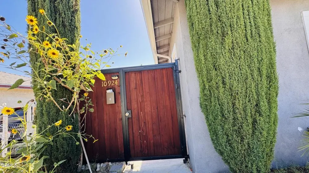 10926 Woodward Avenue Sunland, CA 91040