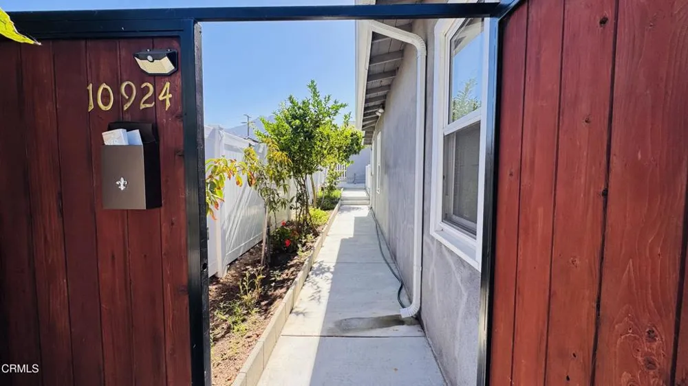 10926 Woodward Avenue Sunland, CA 91040