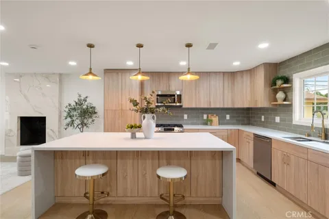 606 E Turmont