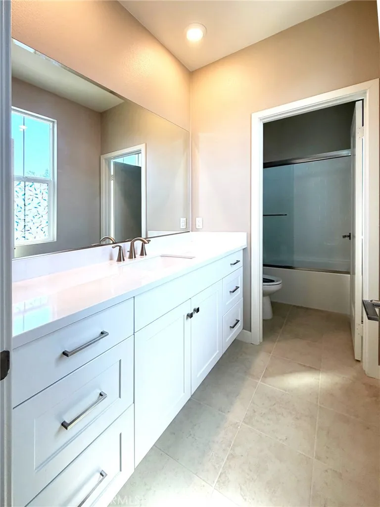 22 Noble Pomona, CA 91766