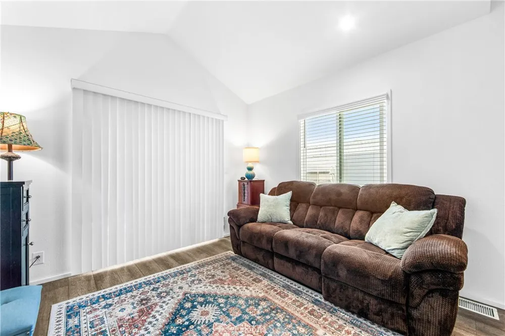 4925 Holly Long Beach, CA 90805