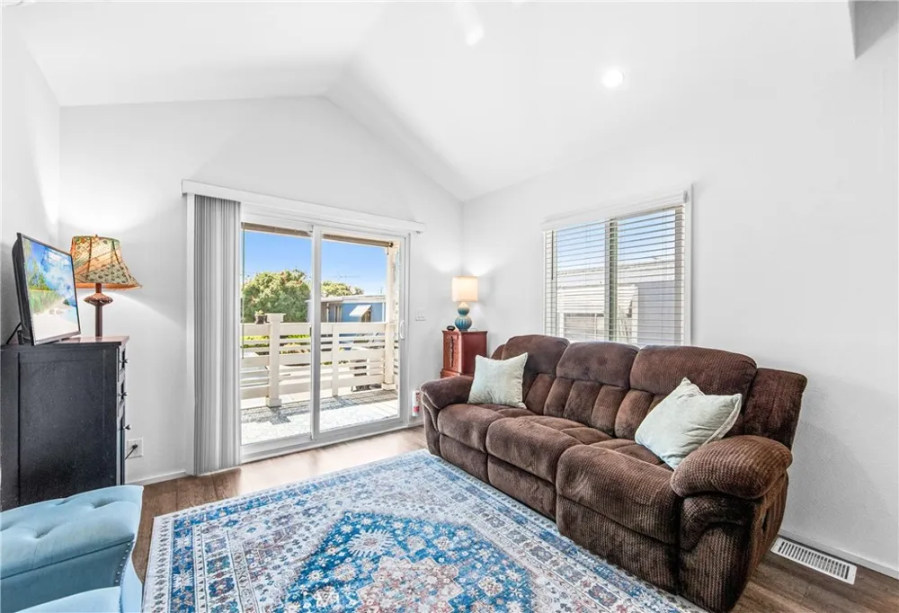 4925 Holly Long Beach, CA 90805