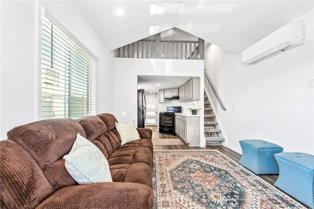 4925 Holly Long Beach, CA 90805