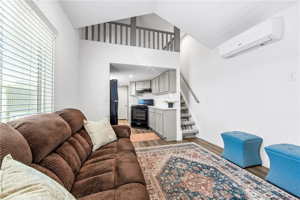 4925 Holly Long Beach, CA 90805