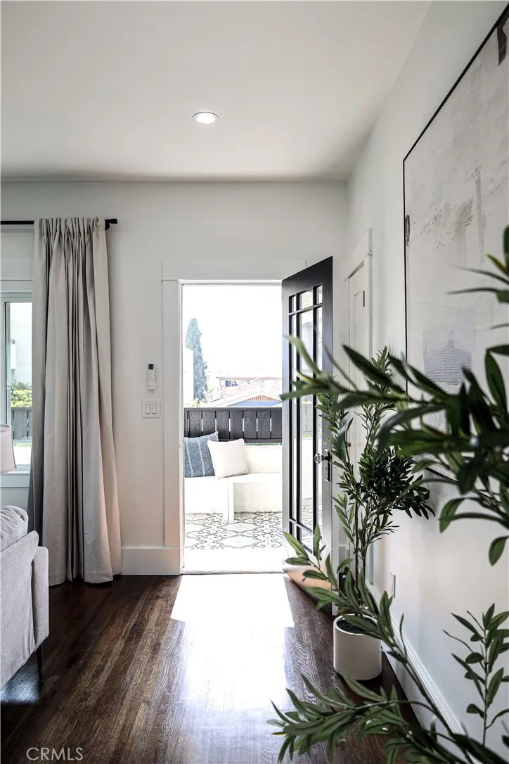 1033 Gladys Ave Long Beach, CA 90804
