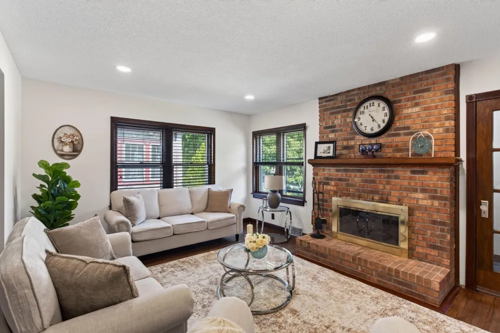 3807 Hubbard Avenue Robbinsdale, MN 55422