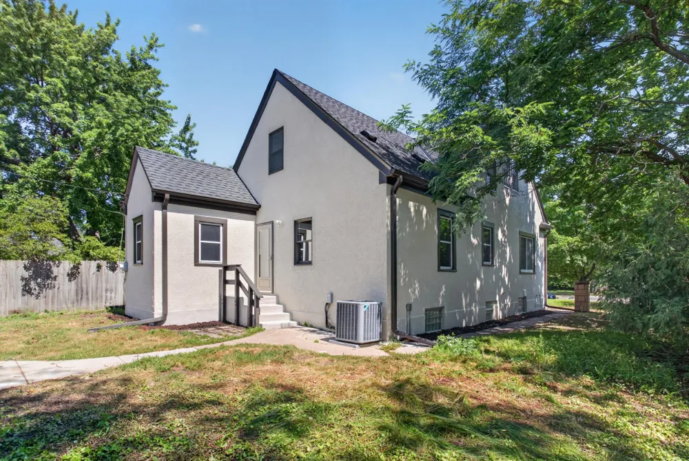 3807 Hubbard Avenue Robbinsdale, MN 55422