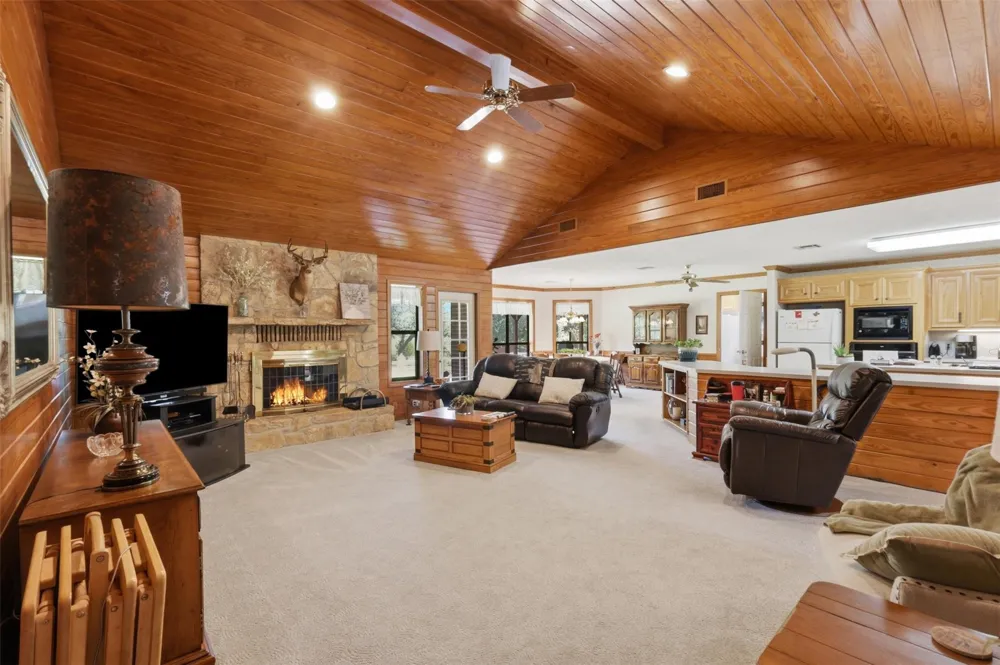 300 Moss Oak Drive Somerville, TX 77879
