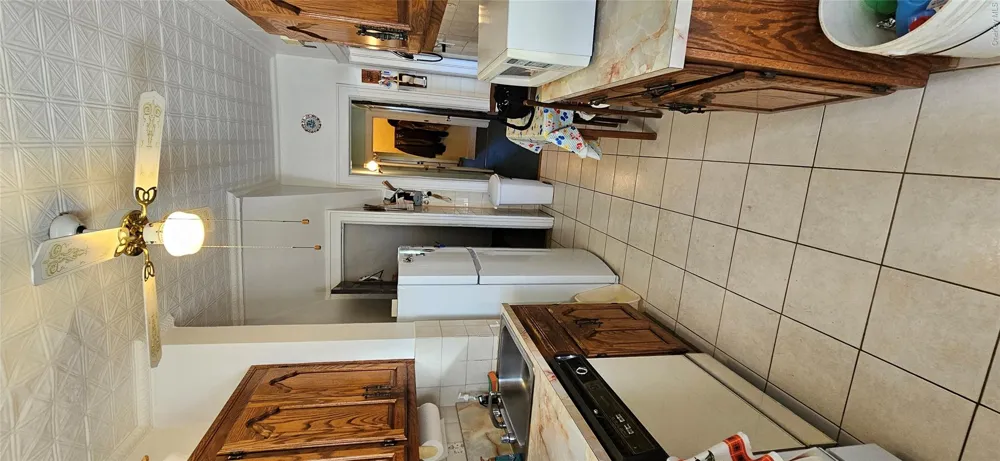 78-54 75th Street Glendale, NY 11385