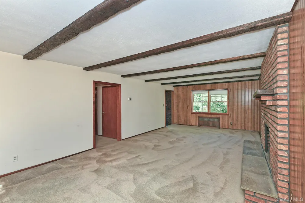20 Brook Lane Smithtown, NY 11787