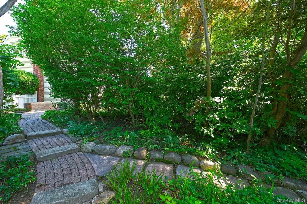 20 Brook Lane Smithtown, NY 11787