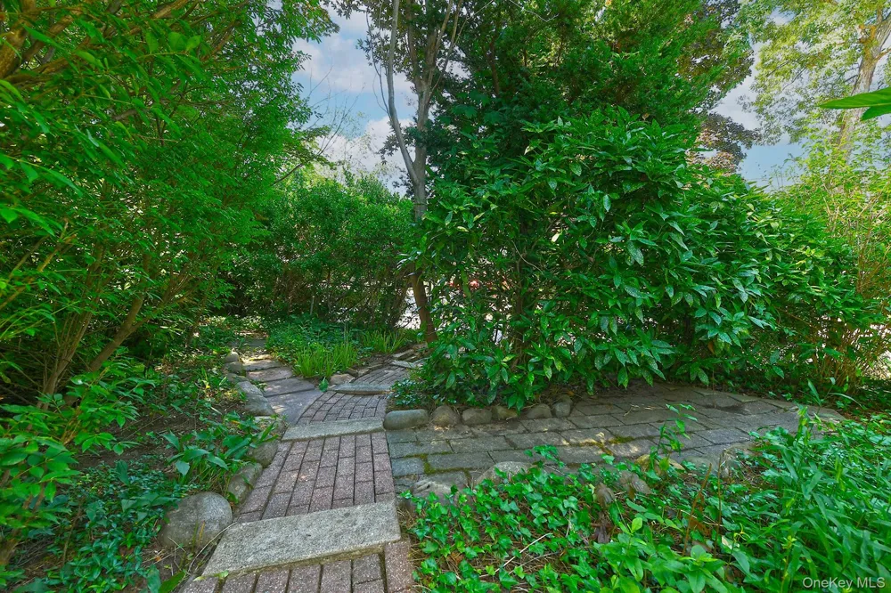 20 Brook Lane Smithtown, NY 11787