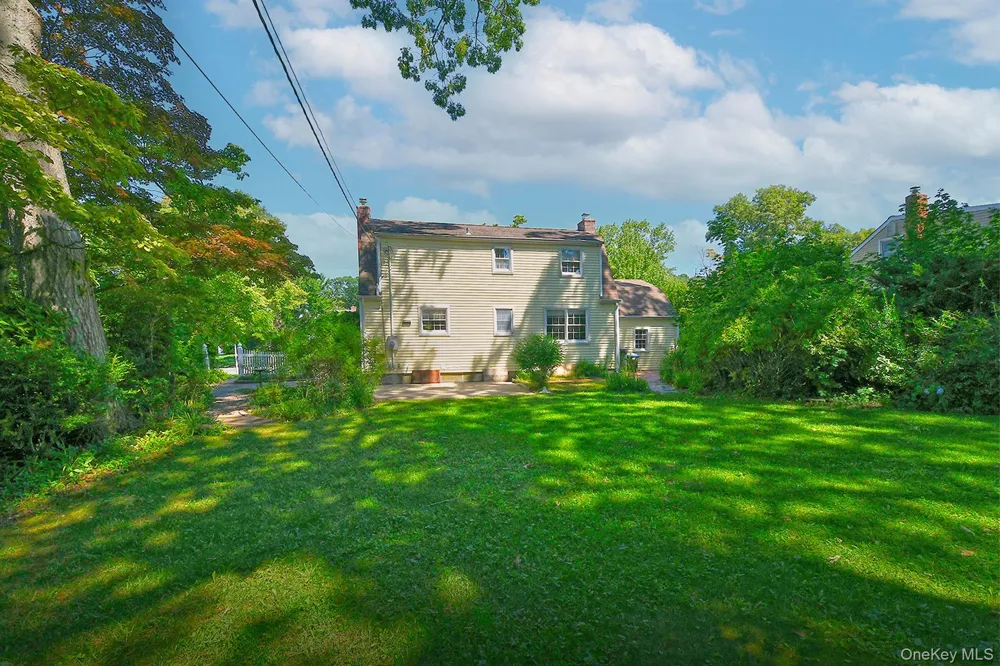20 Brook Lane Smithtown, NY 11787