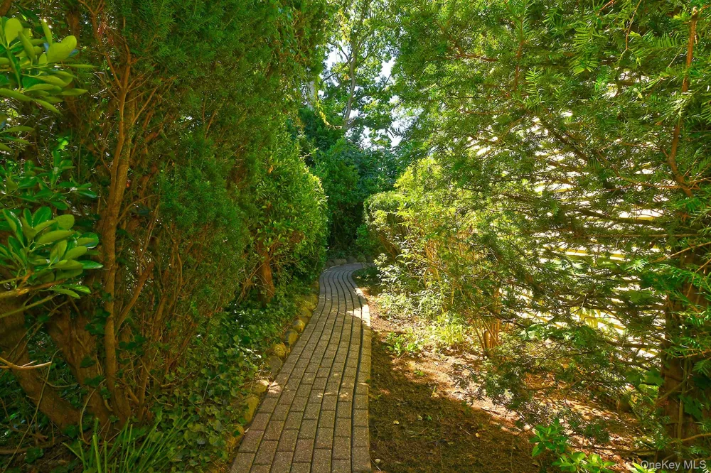 20 Brook Lane Smithtown, NY 11787