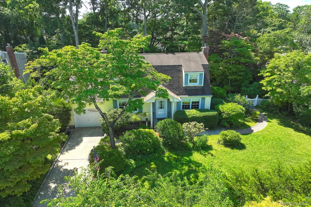 20 Brook Lane Smithtown, NY 11787