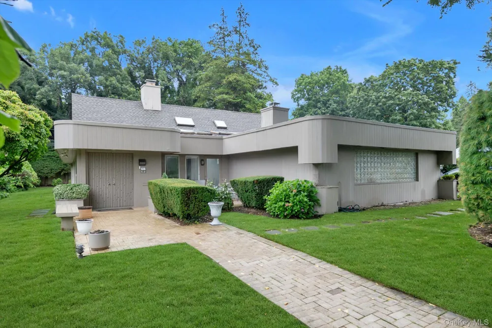 57 Parkway Drive Roslyn Heights, NY 11577