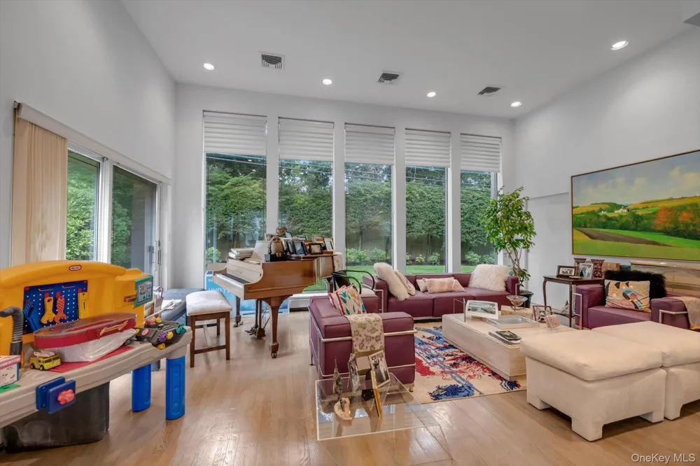 57 Parkway Drive Roslyn Heights, NY 11577