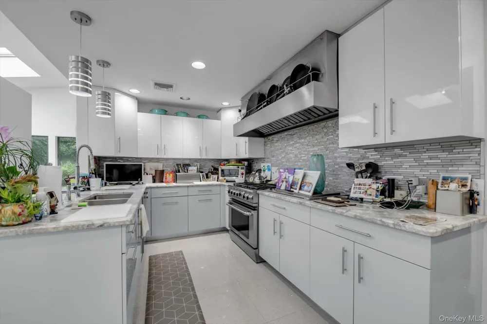 57 Parkway Drive Roslyn Heights, NY 11577