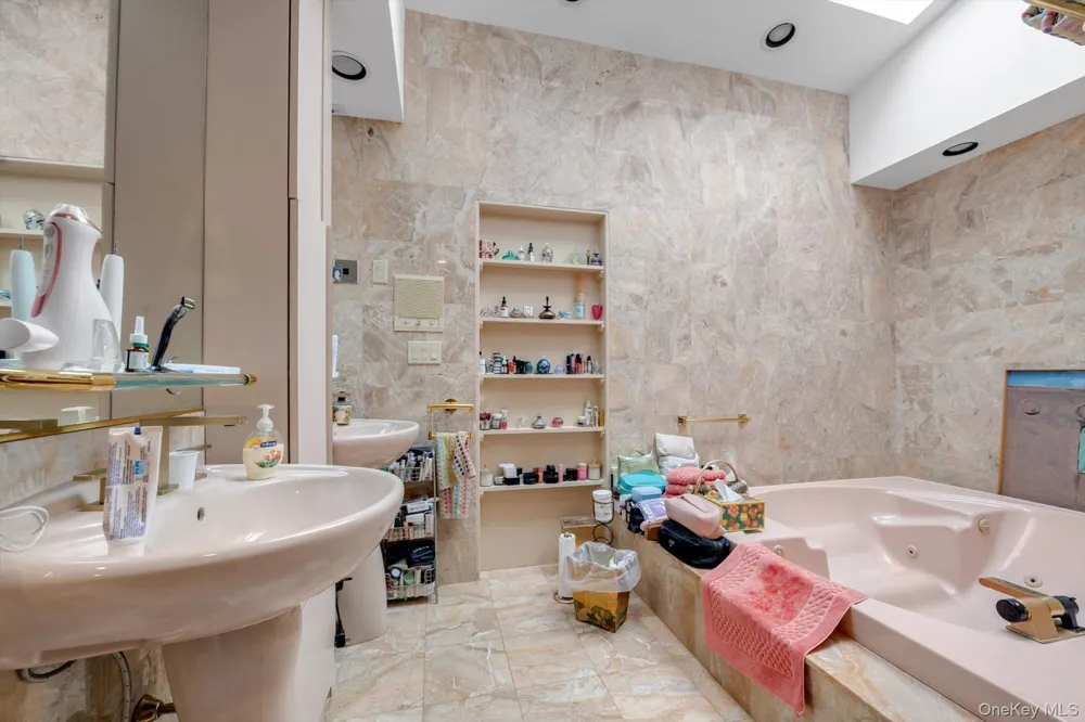57 Parkway Drive Roslyn Heights, NY 11577