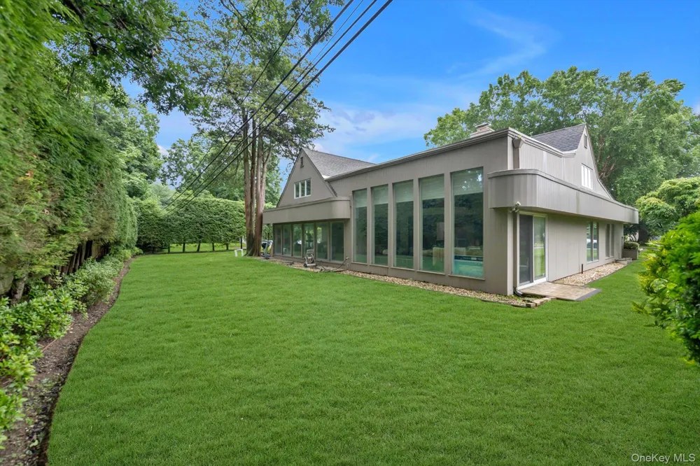 57 Parkway Drive Roslyn Heights, NY 11577