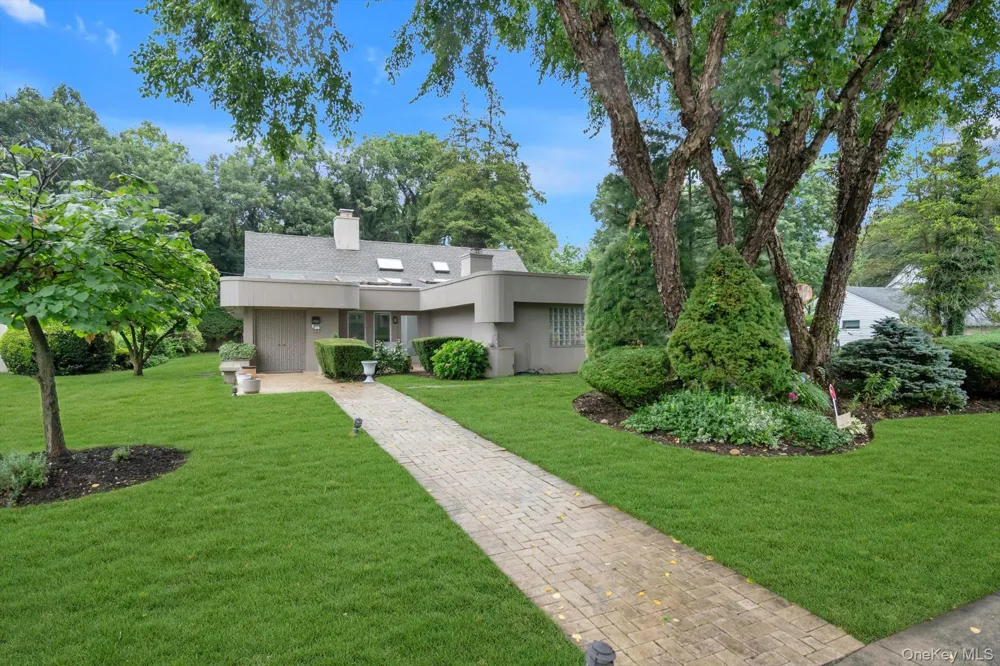 57 Parkway Drive Roslyn Heights, NY 11577