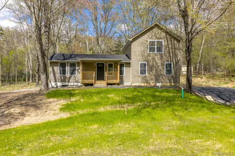24 Farmingdale Lane