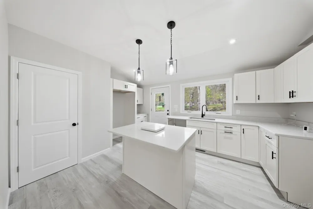 24 Farmingdale Lane Bloomingburg, NY 12721