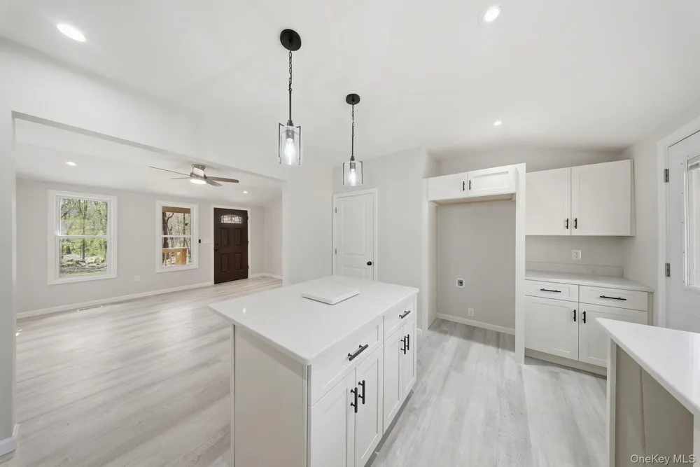 24 Farmingdale Lane Bloomingburg, NY 12721