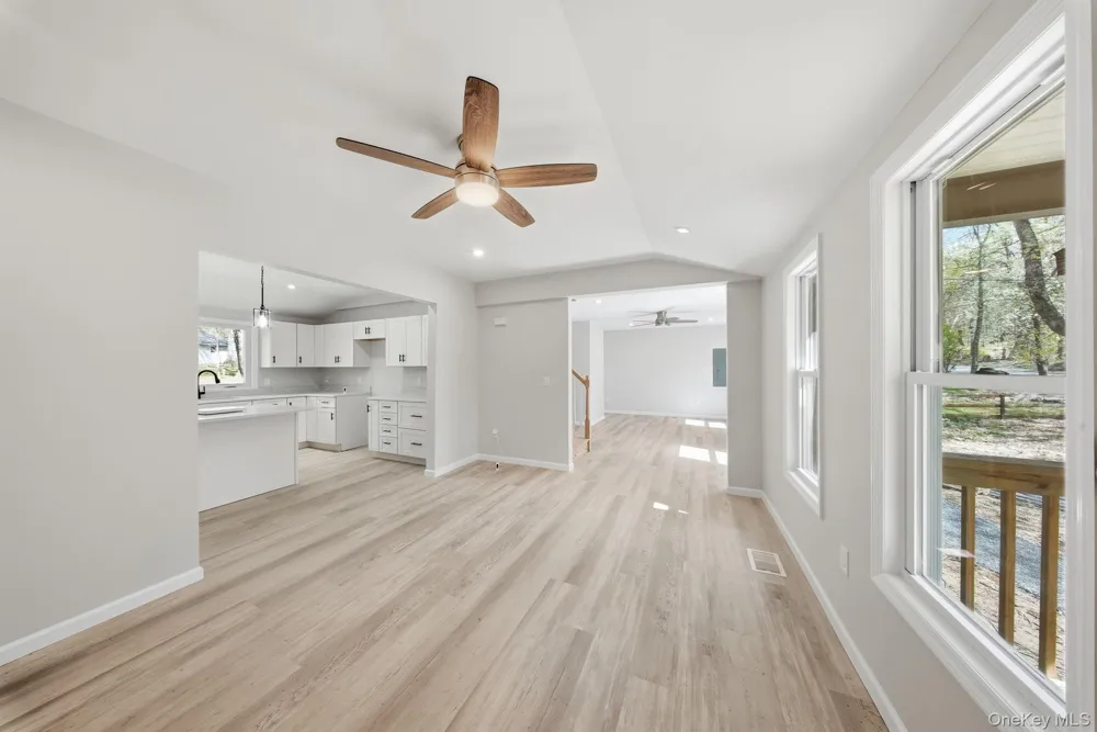 24 Farmingdale Lane Bloomingburg, NY 12721