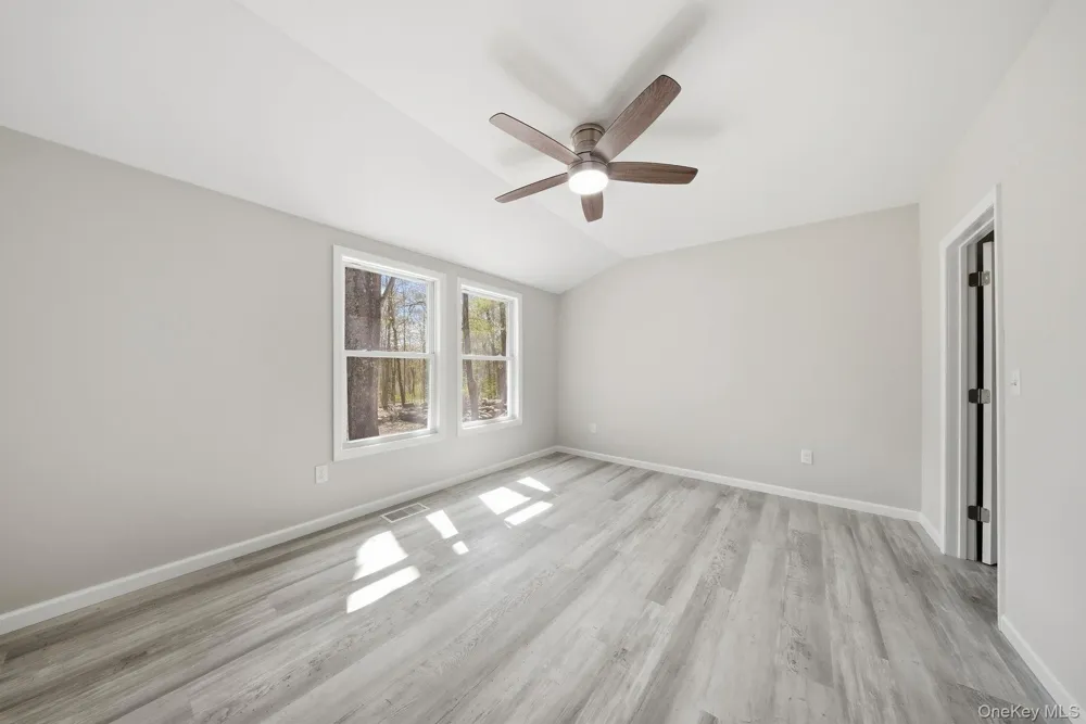 24 Farmingdale Lane Bloomingburg, NY 12721