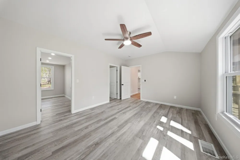 24 Farmingdale Lane Bloomingburg, NY 12721