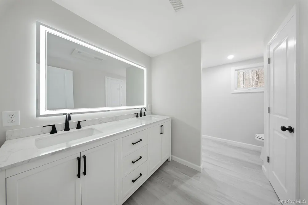 24 Farmingdale Lane Bloomingburg, NY 12721