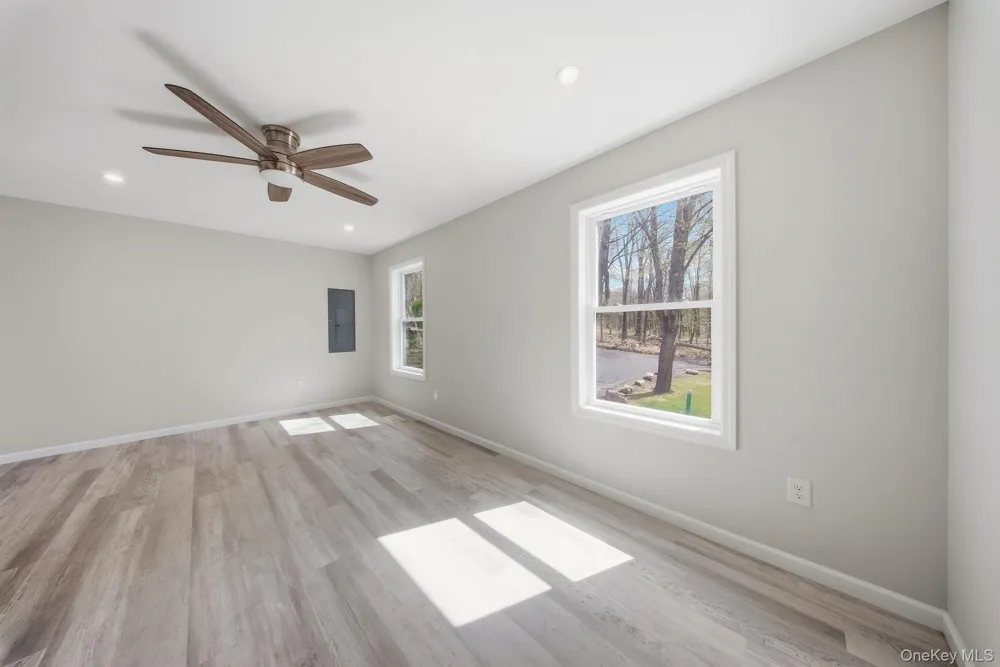 24 Farmingdale Lane Bloomingburg, NY 12721