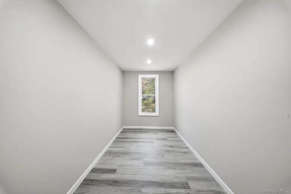 24 Farmingdale Lane Bloomingburg, NY 12721