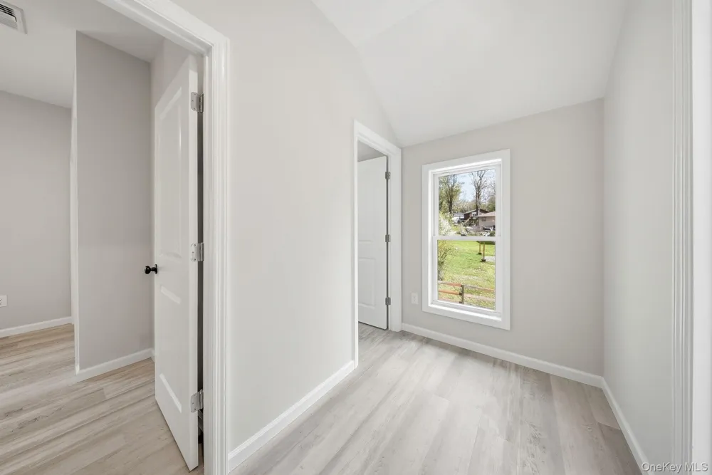 24 Farmingdale Lane Bloomingburg, NY 12721