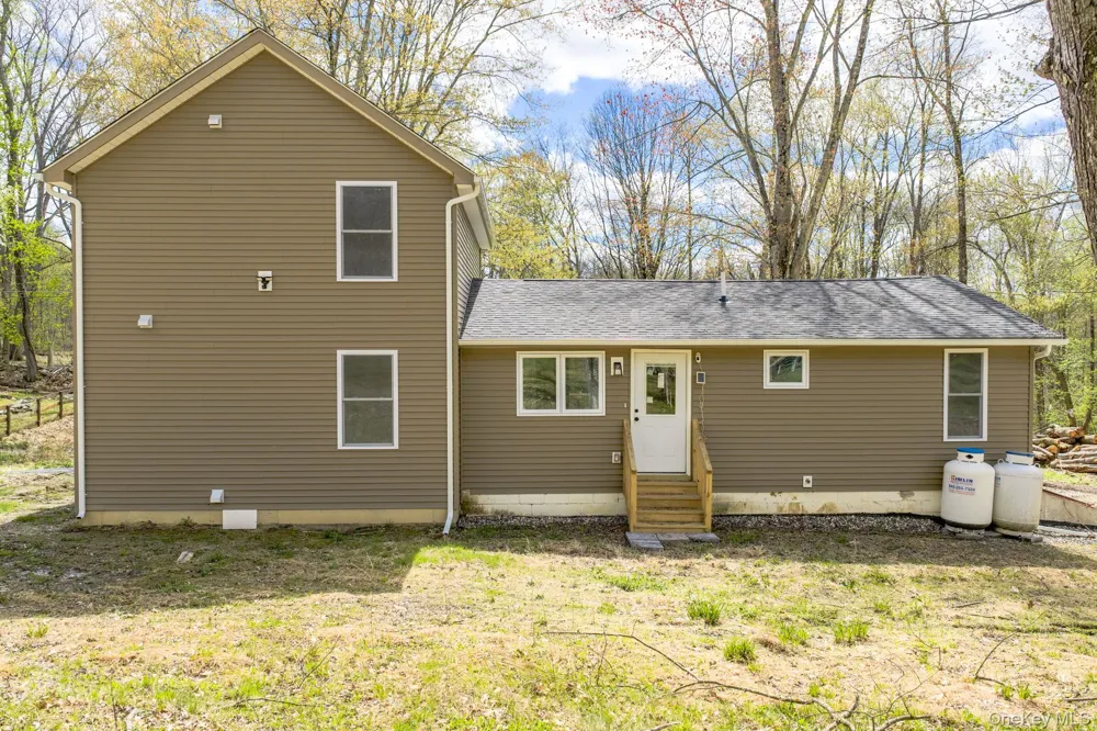 24 Farmingdale Lane Bloomingburg, NY 12721