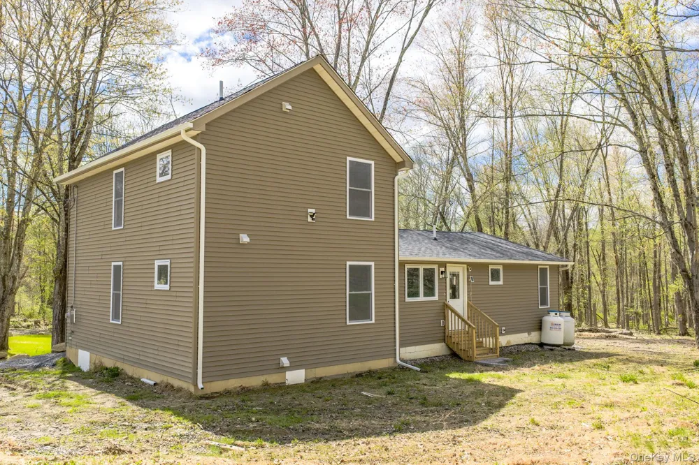 24 Farmingdale Lane Bloomingburg, NY 12721