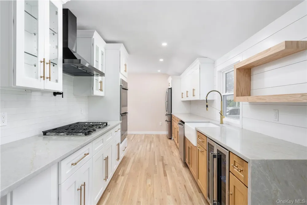 933 Thompson Drive Bay Shore, NY 11706