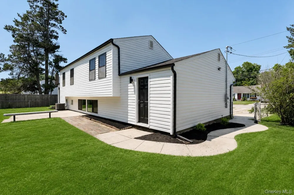 933 Thompson Drive Bay Shore, NY 11706