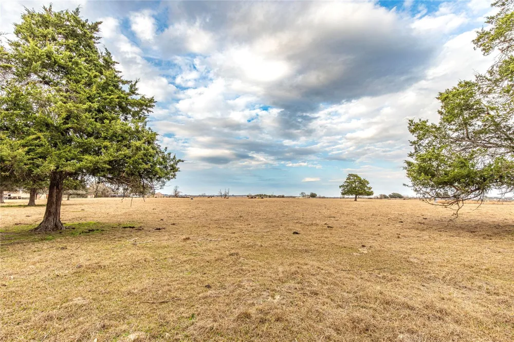 2 Wiese Rd Bellville, TX 77418