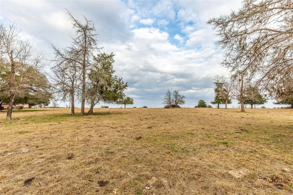 2 Wiese Rd Bellville, TX 77418